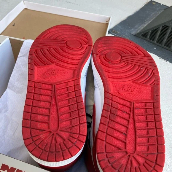 Nike Air Jordan 1 Retro High OG in White and Red - Picture 4 of 12